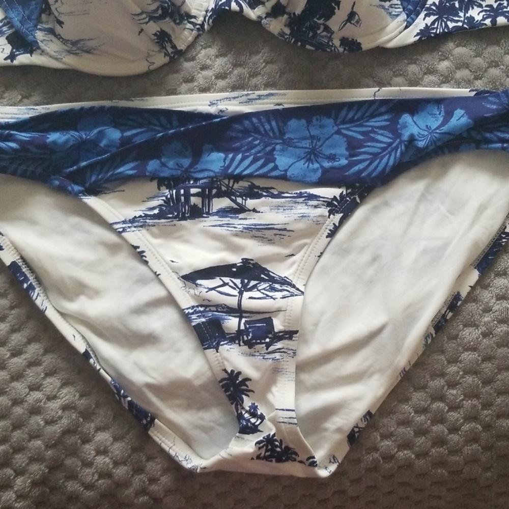 Bikini - Picture 3 of 3
